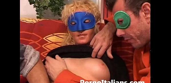  Amatoriale italiano - sesso a tre com milf italiana vogliosa di cazzi